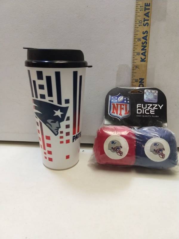 lot 2891 image: New England Patriots two piece gift set