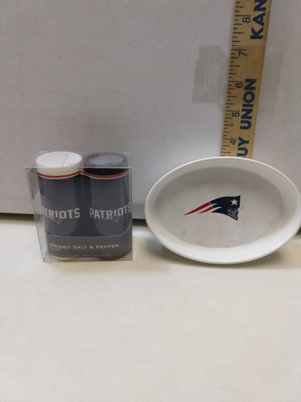 lot 2895 image: New England Patriots two piece gift set