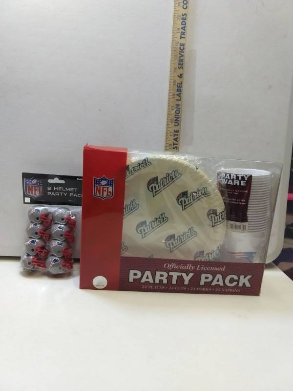 lot 2898 image: New England Patriots two piece gift set