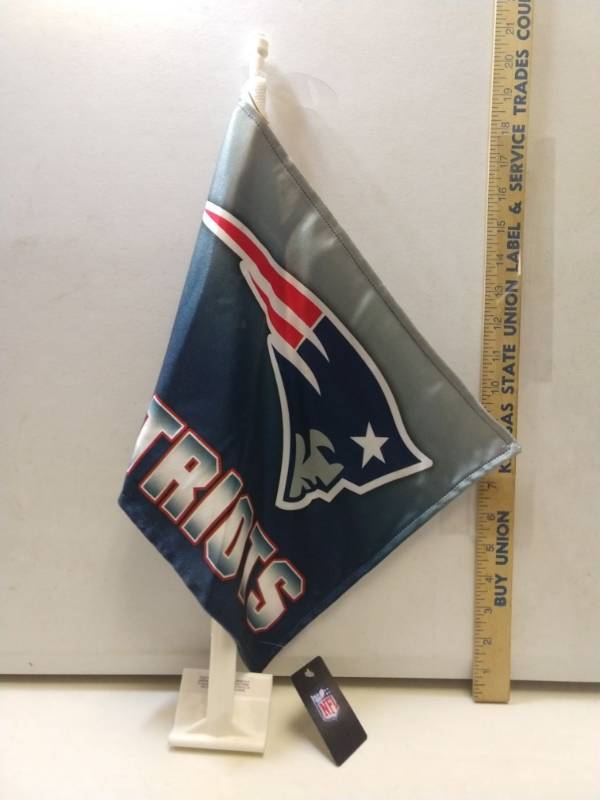 lot 2899 image: New England Patriots Car Flag With Wall Brackett