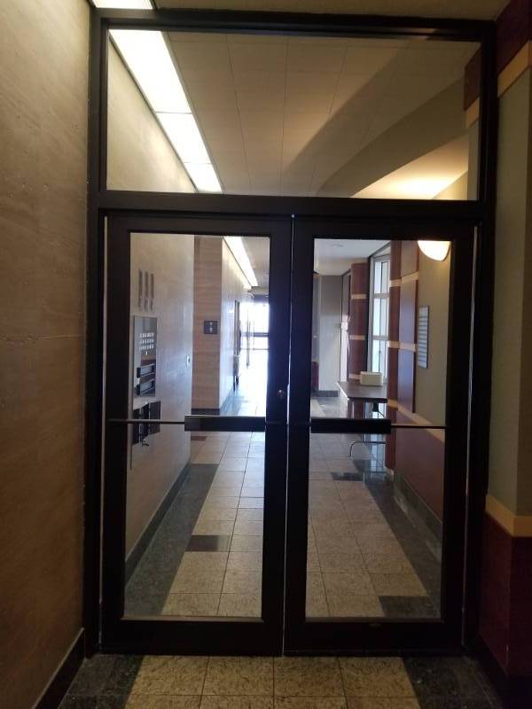 lot 8662 image: Double Door with Glass Transom