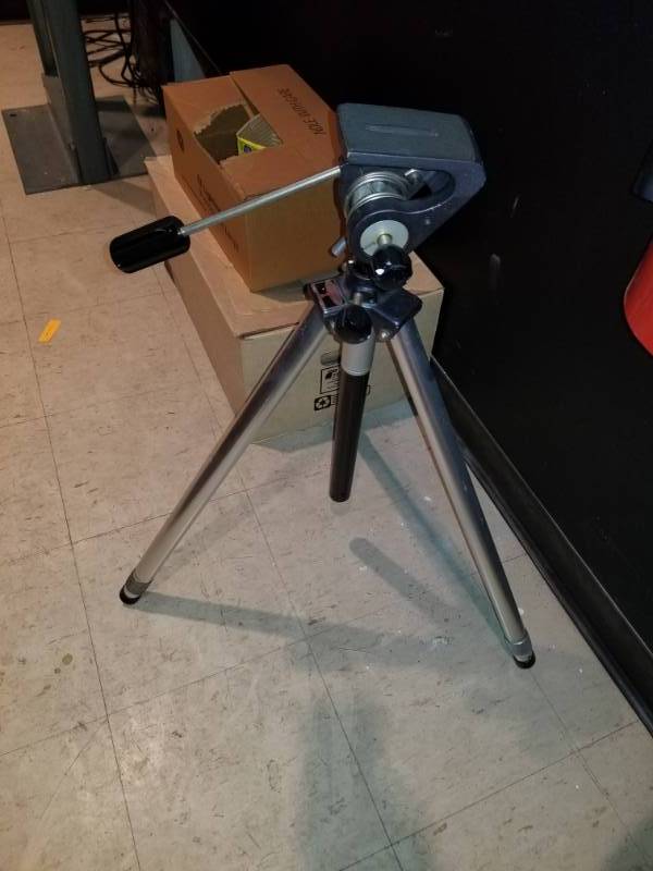 lot 8682 image: Challenger Model DWGH4 Tripod