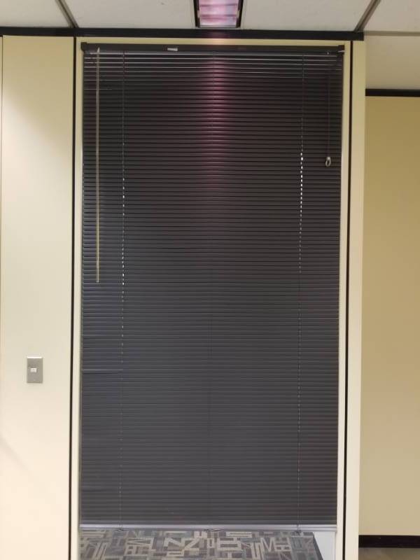 lot 8692 image: Mini Blind