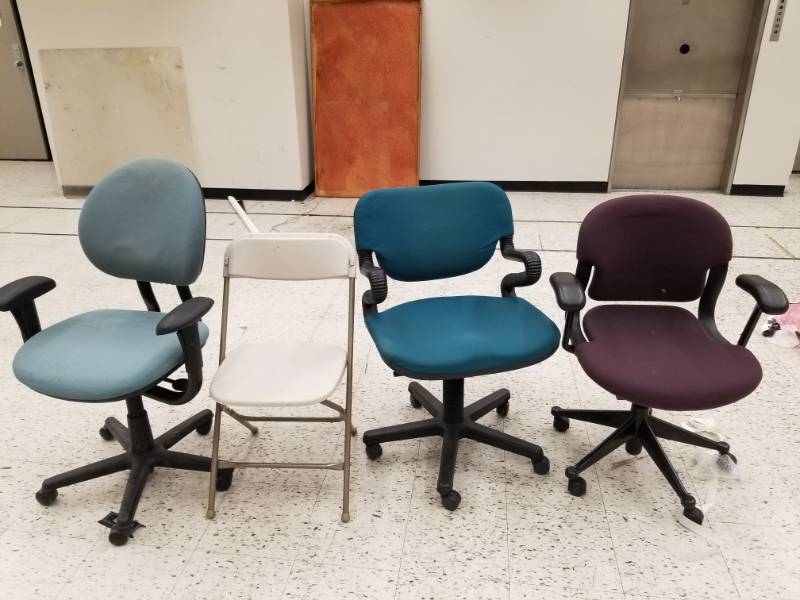 lot 8713 image: Lot of 3 Rolling Office Chairs and One Folding Chair