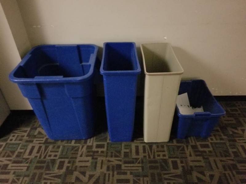 lot 8716 image: Lot of 4 Recycle Bins and Trash Cans