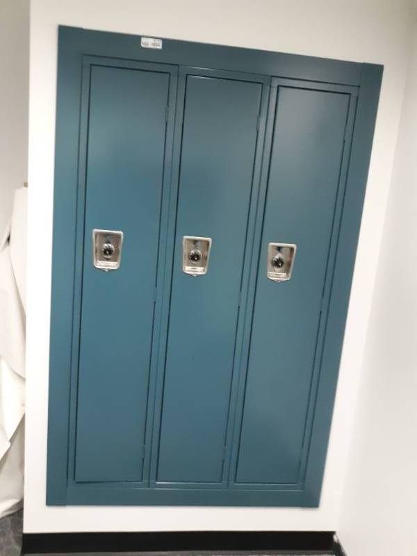 lot 8723 image: Bank of Single Full Sized Lockers