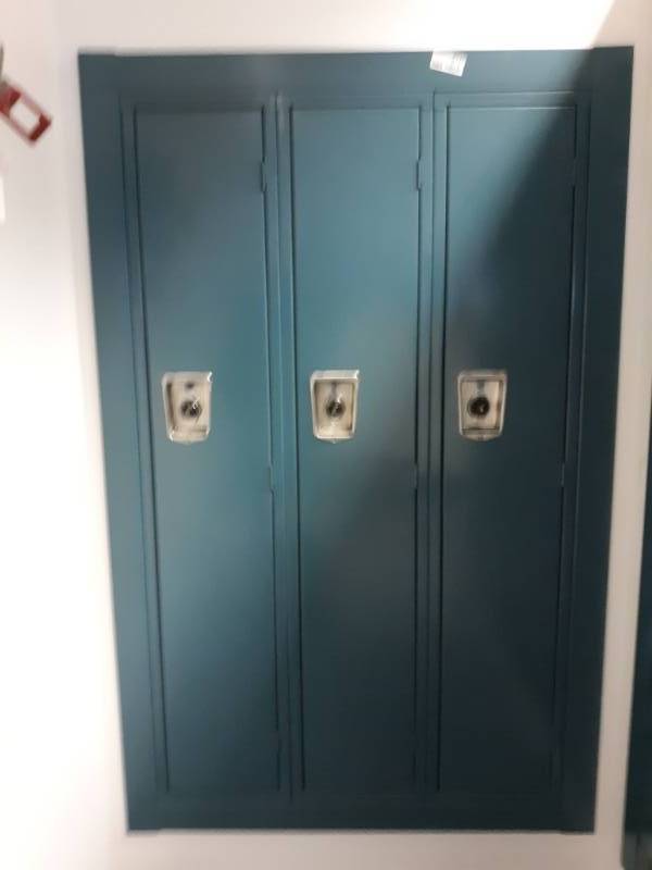 lot 8722 image: Bank of Single Full Sized Lockers
