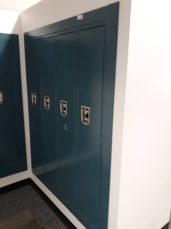 lot 8721 image: Bank of Single Full Sized Lockers