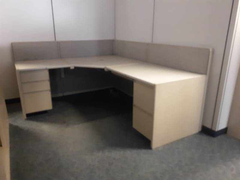 lot 8779 image: L-Shaped Cubicle