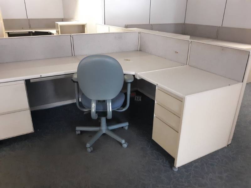 lot 8782 image: L-Shaped Cubicle w Chair