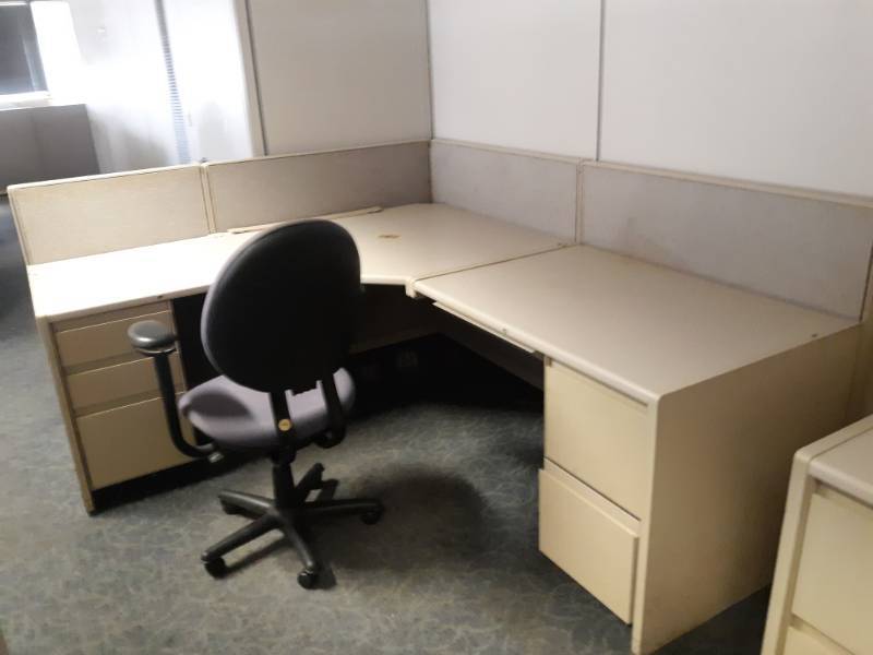 lot 8786 image: L-Shaped Cubicle and Office Chair