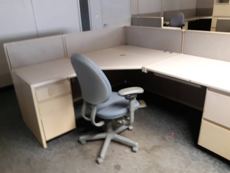 lot 8794 image: L-Shaped Cubicle and Office Chair