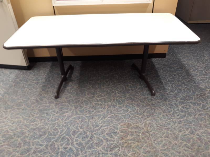 lot 8819 image: Adjustable Leg Table