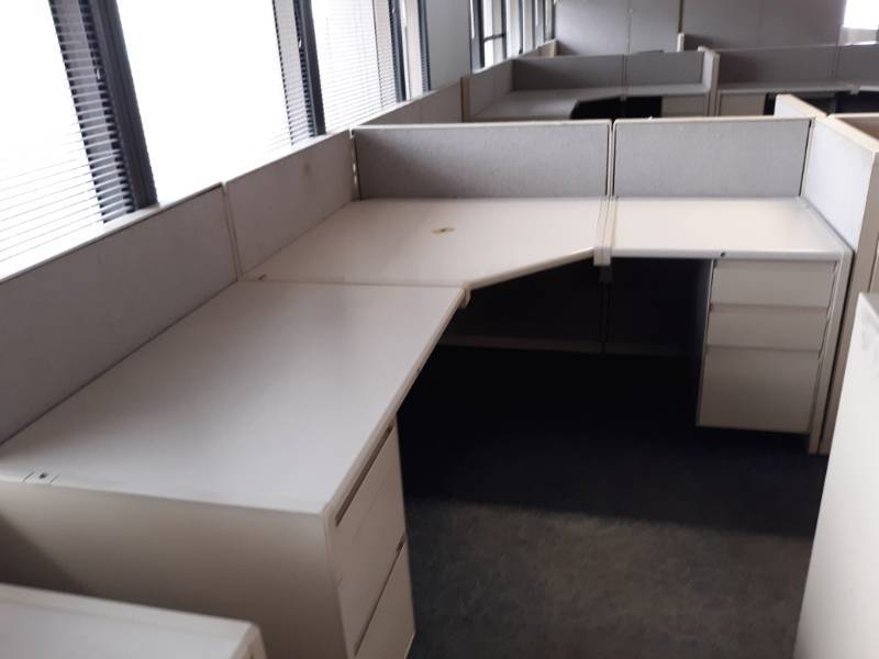 lot 8845 image: L-Shaped Cubicle