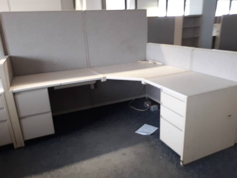 lot 8853 image: L-Shaped Cubicle