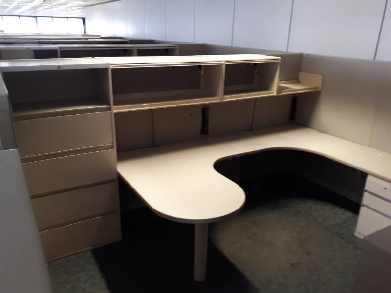 lot 8862 image: U-Shaped Cubicle, Hutch, Bookcases