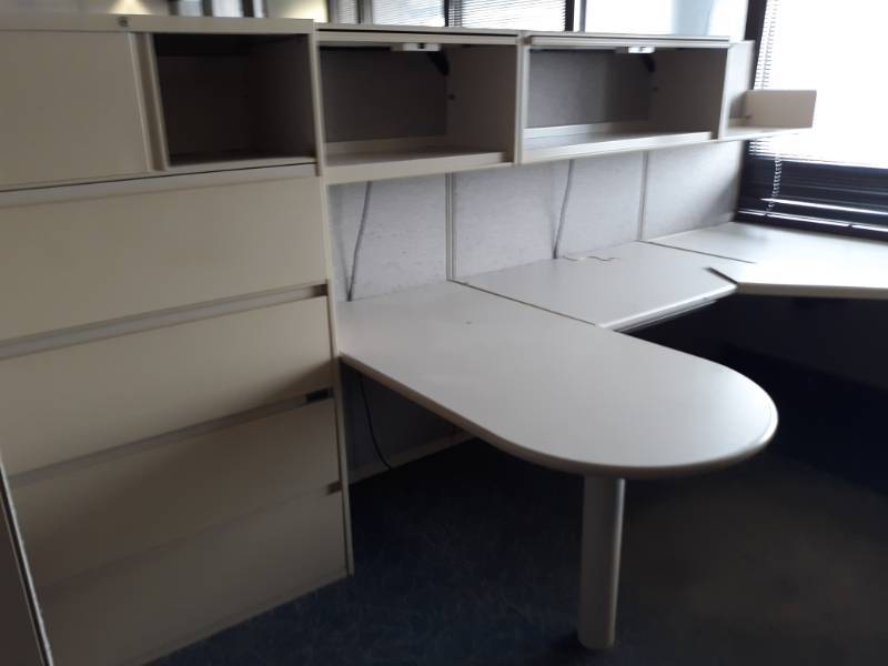 lot 8865 image: U-Shaped Cubicle, Hutch, Bookcases