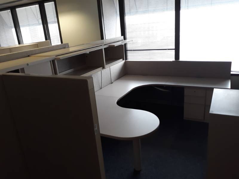 lot 8869 image: U-Shaped Cubicle, Hutch, Bookcases