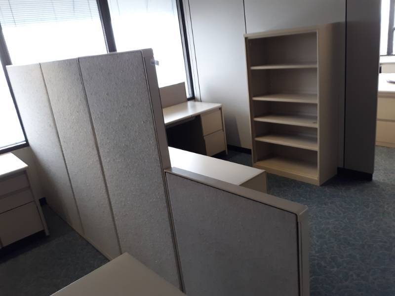 lot 8879 image: L-Shaped Cubicle and Metal Book Shelf