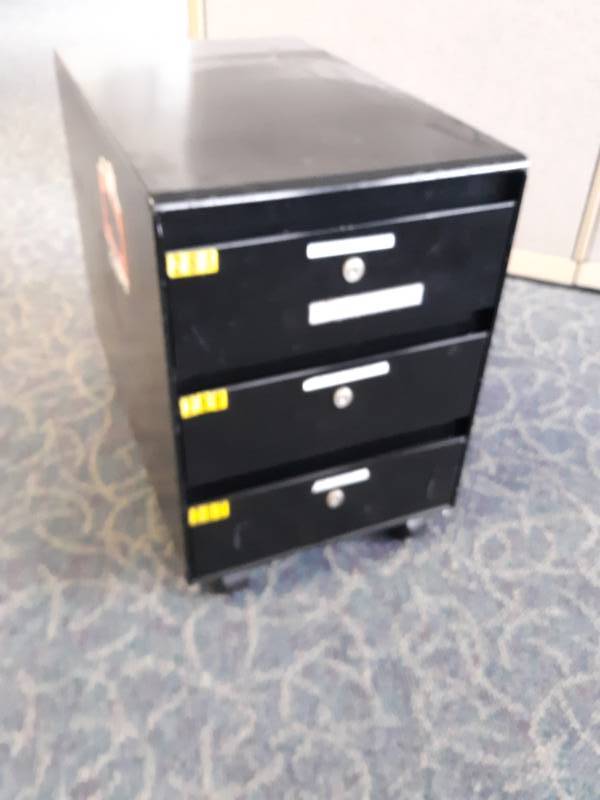 lot 8894 image: Metal 3 Drawer Filing Cabinet
