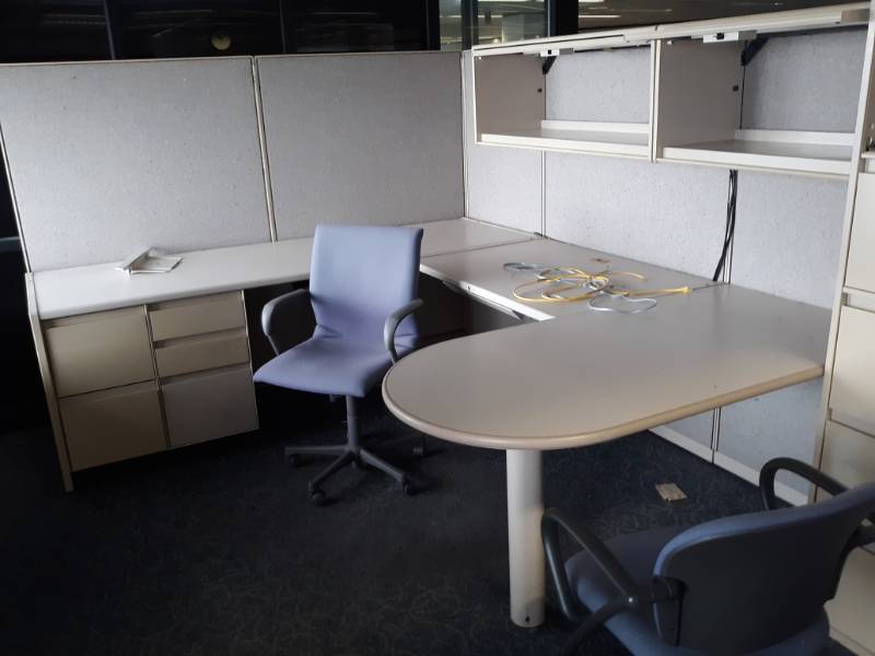 lot 8902 image: U-Shaped Cubicle, Hutch, Bookcases