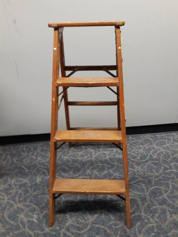lot 8923 image: 3 Step Wood Ladder