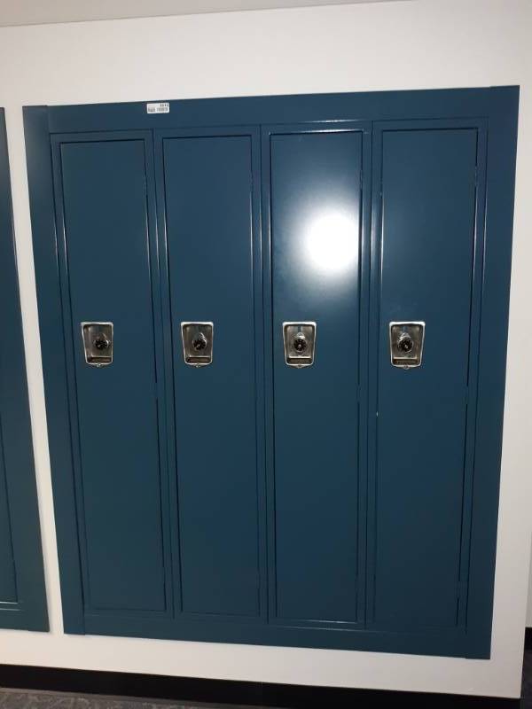 lot 8916 image: Bank of Single Full Sized Lockers