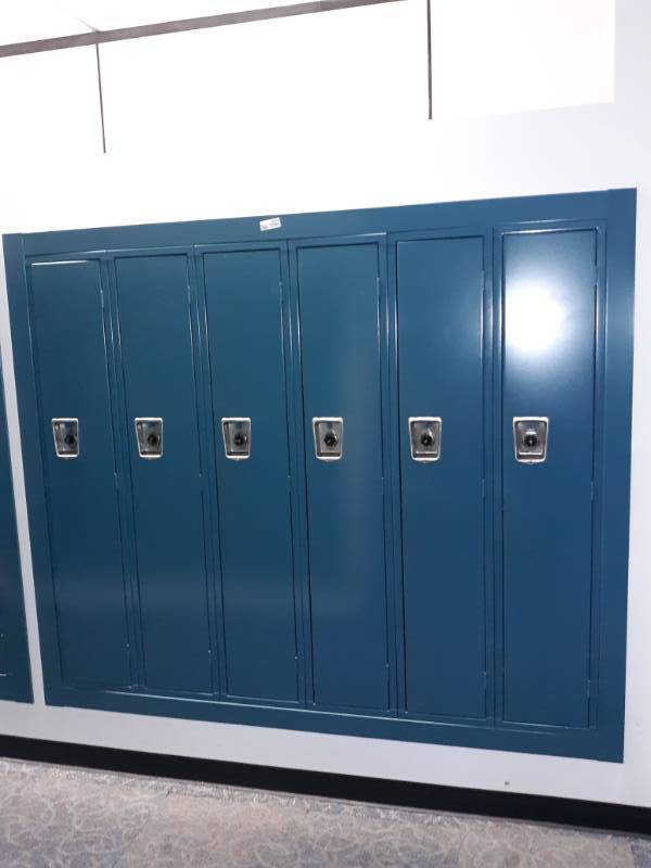 lot 8914 image: Bank of Single Full Sized Lockers