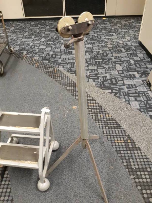 lot 8939 image: Holder and Two Step Riser