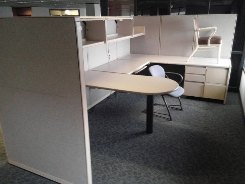 lot 8734 image: U Shaped Cubicle w Chairs