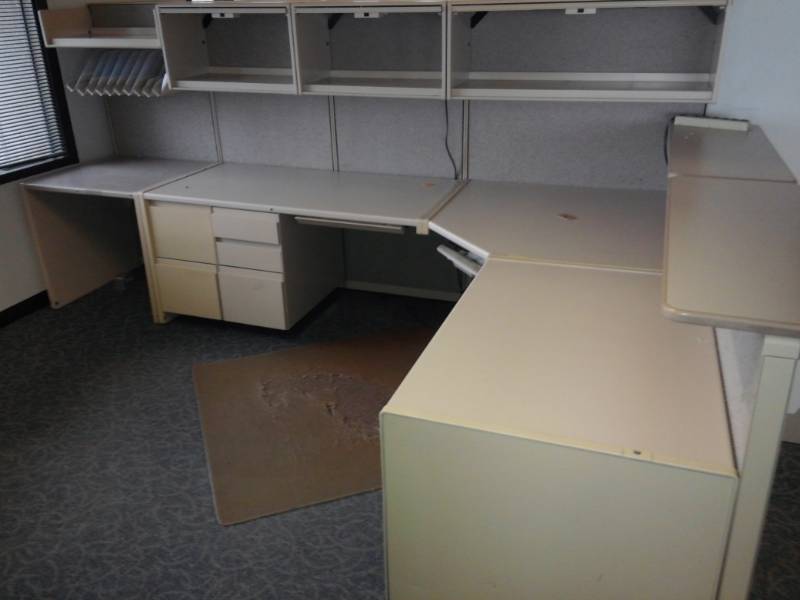 lot 8744 image: L-Shaped Cubicle & Hutch