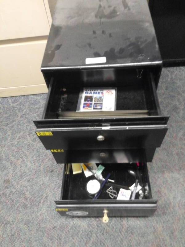 lot 8807 image: Metal 3 Drawer Filing Cabinet