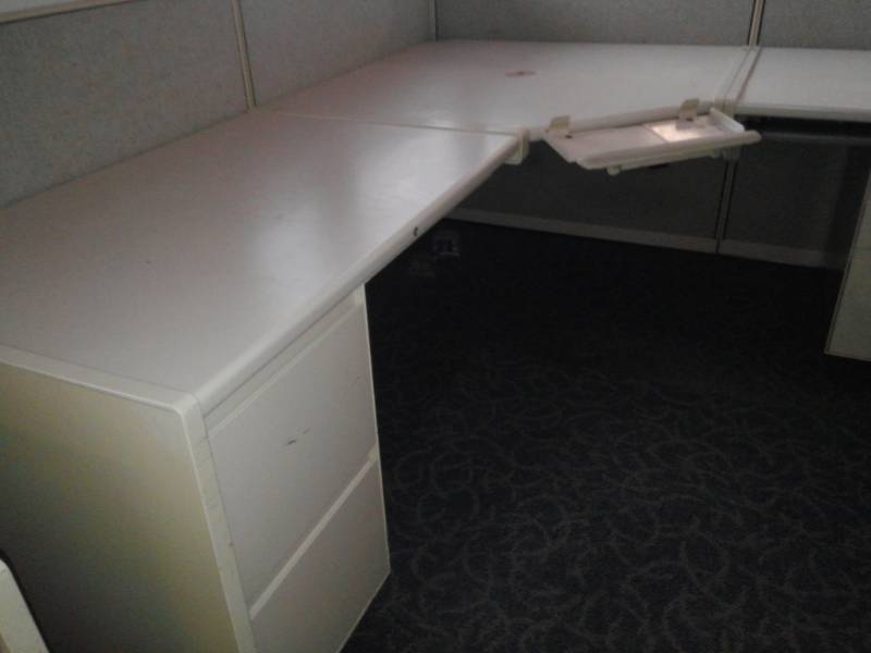 lot 8831 image: L-Shaped Cubicle with Office Chair
