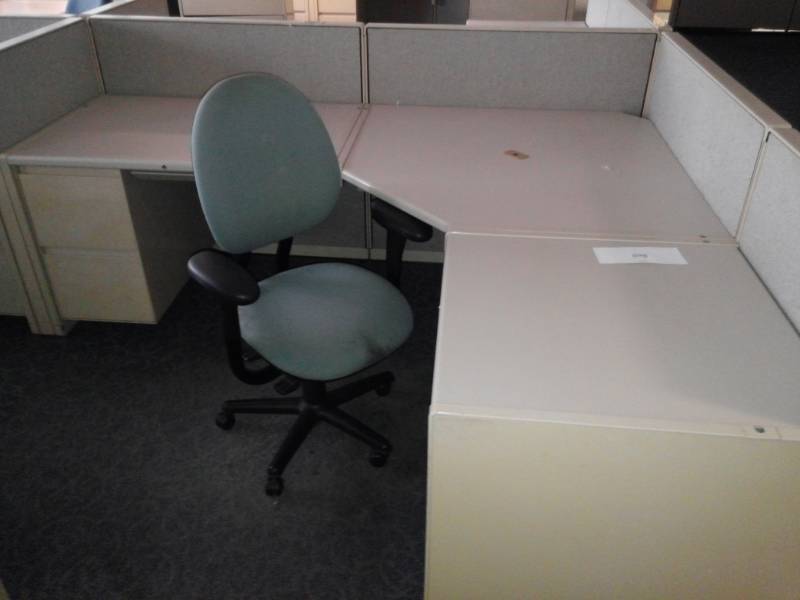 lot 8832 image: L-Shaped Cubicle with Office Chair