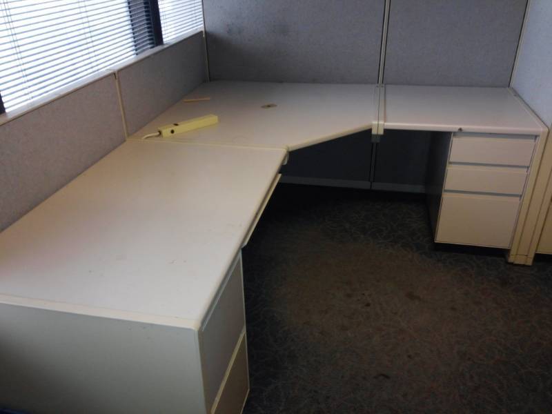 lot 8834 image: L-Shaped Cubicle