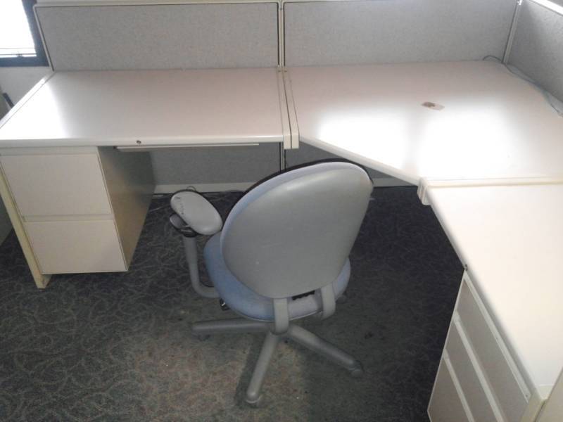 lot 8840 image: L-Shaped Cubicle and Office Chair