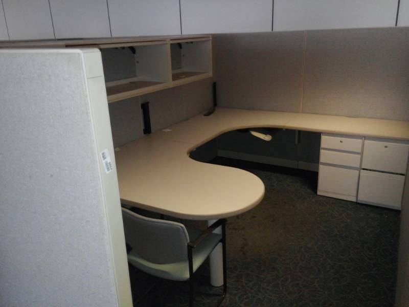 lot 8864 image: U-Shaped Cubicle, Hutch, Bookcases