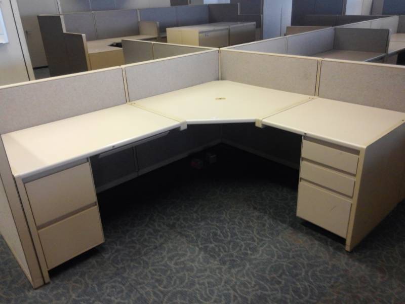 lot 8886 image: L-Shaped Cubicle