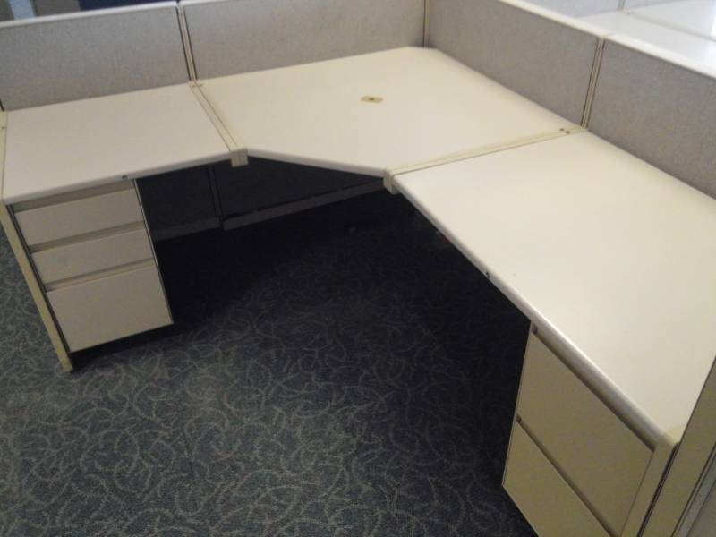 lot 8893 image: L-Shaped Cubicle