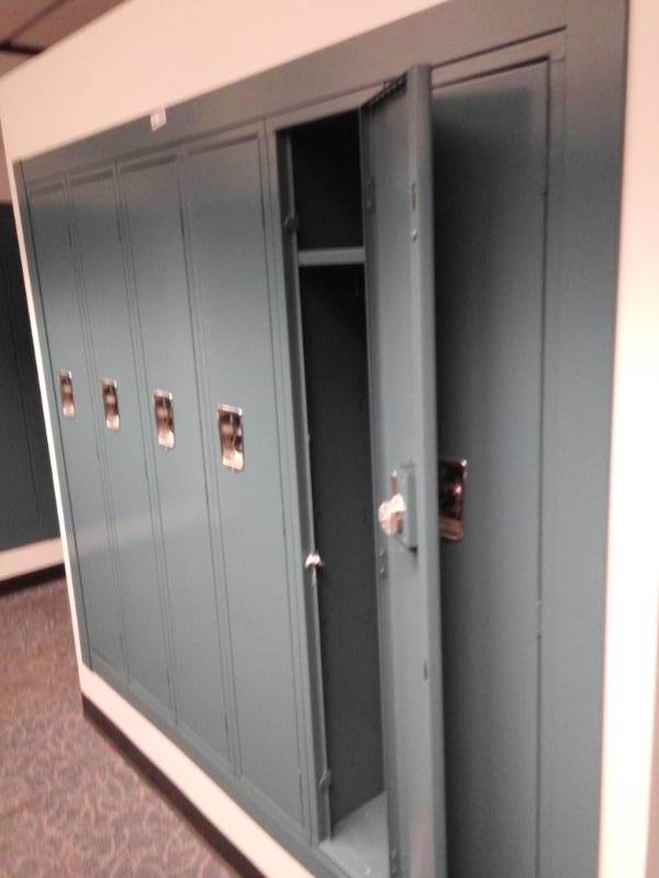 lot 8913 image: Bank of Single Full Sized Lockers
