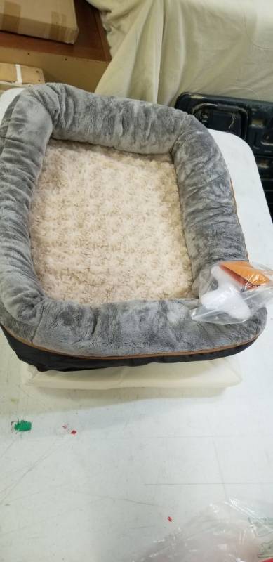 lot 16320 image: med pet bed