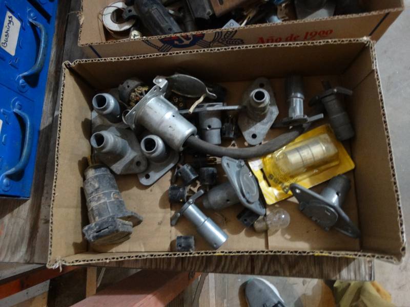lot 4122 image: Lot of various trailer plugs