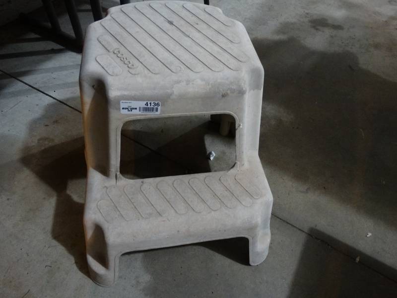 lot 4136 image: 2 step stool