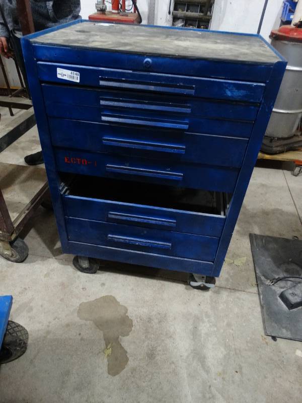 lot 4148 image: Metal shop toolbox w several drawers on wheels