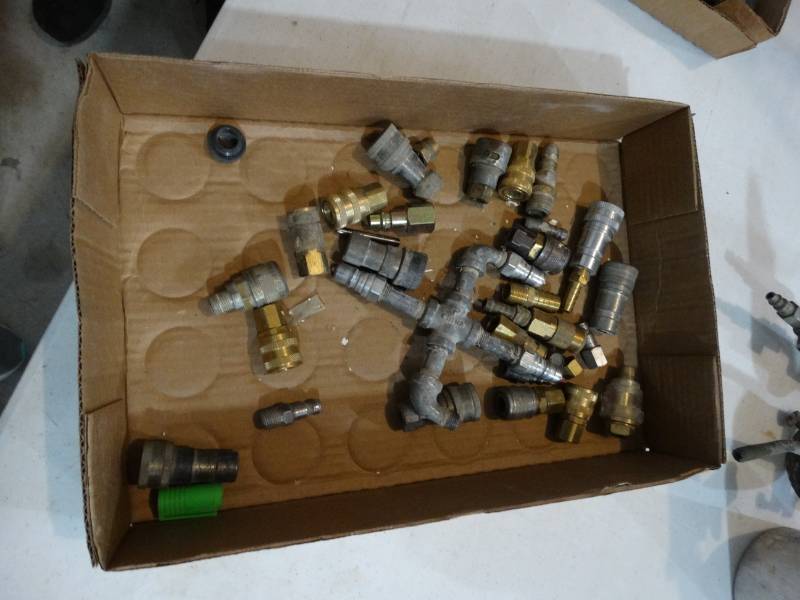lot 4204 image: Lot of various air hose ends