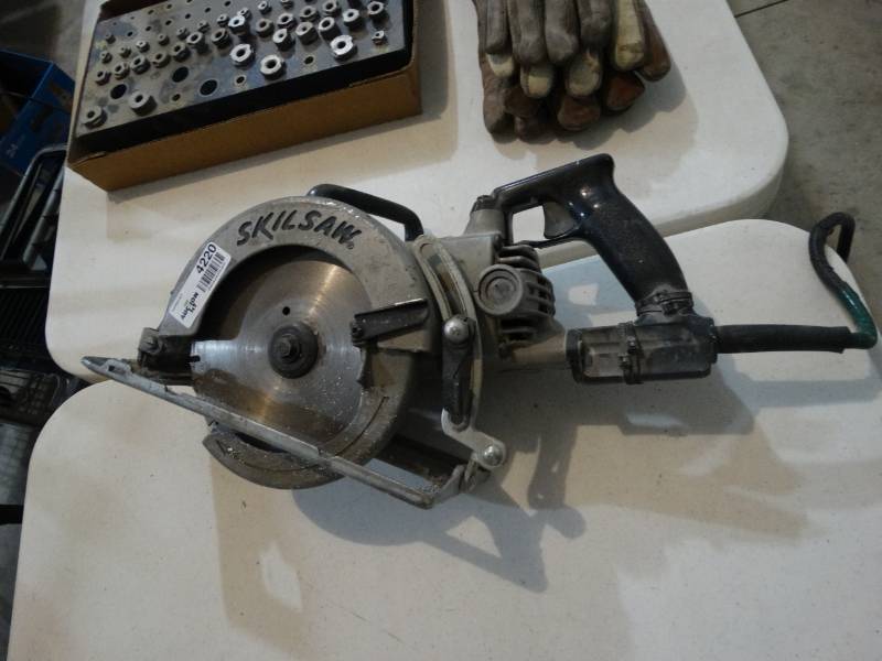 lot 4220 image: Skilsaw worm drive circular saw- Model 77