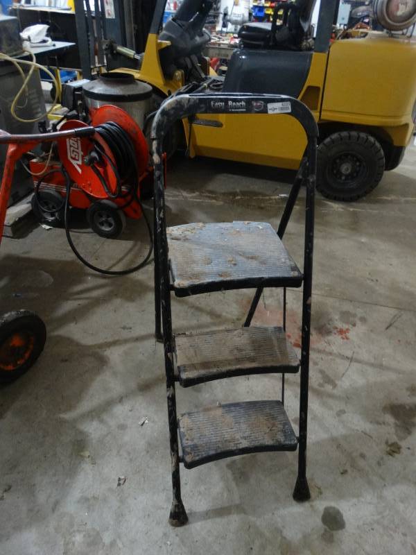 lot 4223 image: Folding 3 step stool