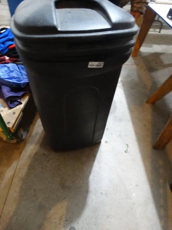 lot 4225 image: Trash can w lid