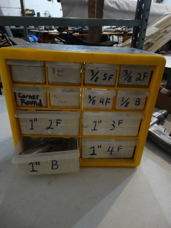 lot 4236 image: Parts cabinet w assortment of bits