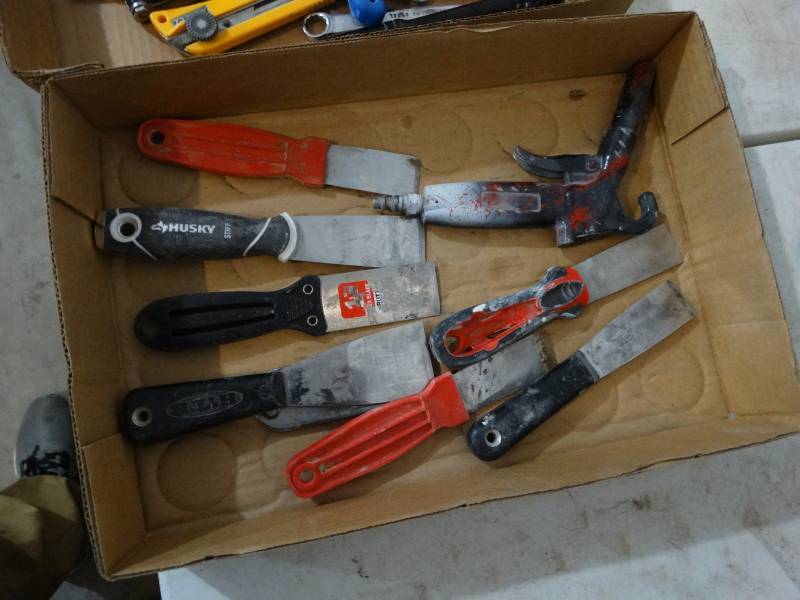 lot 4257 image: Assorted putty knives